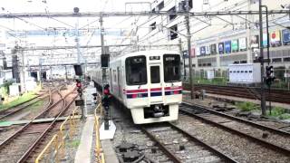 京王電鉄9000系0番台8両編成　各停新宿行　高幡不動駅の発車シーン