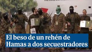 El beso de un rehén de Hamas a dos de sus secuestradores en el momento de su liberación