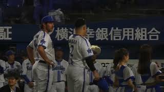 表彰される牧とバウアーを見守る中日選手 2023/09/22