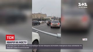 Пошкоджені автомобілі та паралізований рух – на Шулявському мосту впало 5 електроопор