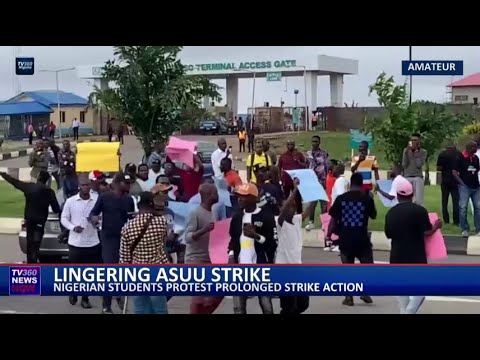 Nigerian Students Protest Prolonged Strike Action - YouTube