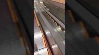 ជណ្តើរយន្ត eskalator　　урсдаг шат चलती सीढ़ी एस्केलेटर escalera mecánica စက်လှေကား #shorts #escalator