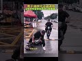 😮🏍️男子骑摩托过减速带，没想到车解体给旁边小伙看蒙了 motorcyclist hits speed bump bike falls apart – bystander’s jaw drops