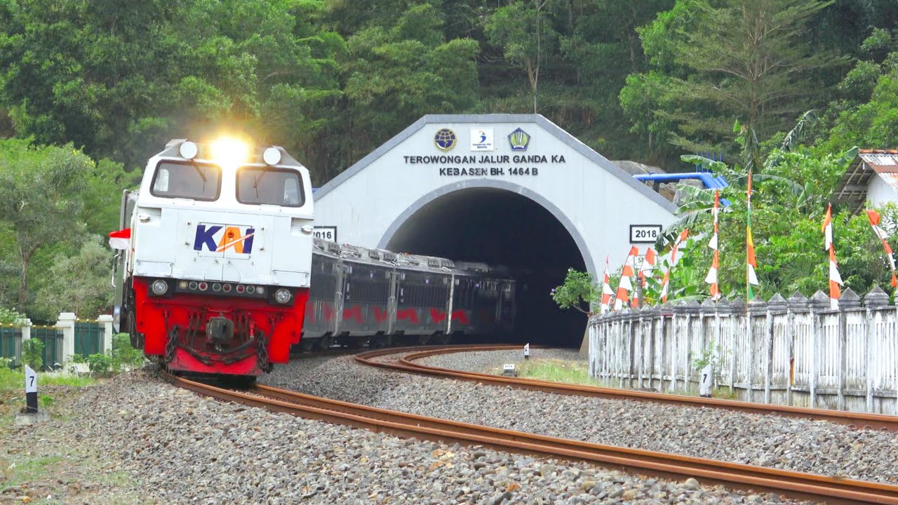 Kereta Api Panjangвђјпёџ Menemukan 28 Kereta Api Melintasi Terowongan Dan