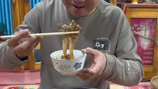 护心肉炖酸菜，这小菜吃着真香！东北农村生活vlog 带大家了解东北日常生活 抖音美食推荐官 记录真实生活 美食