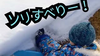 ソリで滑って雪の壁にささる！