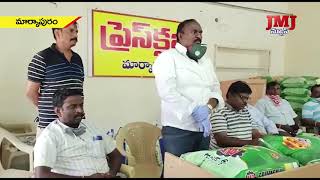 చౌక ధర దుకాణంలో కార్డు దారులకు రెవెన్యూ డివిజనల్ అధికారి  నిత్యావసర సరుకుల పంపిణీ.