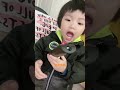 萌宝把遥控器当手机，打电话给爷爷奶奶。cutest baby is calling her grandma.