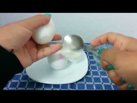 Cómo pelar un huevo con una cuchara en 10 segundos Cómo pelar un huevo con una cuchara en 10 segundos