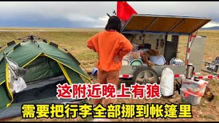 徒步青藏线的第8天，美丽拦货车借水，姐妹俩窝在车里抢鸡腿吃