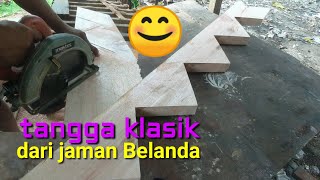 tukang ini membuat tangga dari kayu