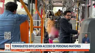 Torniquetes dificultan acceso a personas mayores en buses del Transantiago