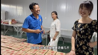 老爸卖玉米赔10万块钱，偷摸找白雪借钱渡难关，被老妈发现很无奈