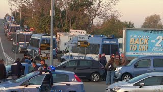 Rave di Modena, ingente spiegamento di mezzi di carabinieri e forze dell'ordine