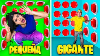 CAJA PEQUEÑA VS GIGANTE con 100 BOTONES MISTERIOSOS SOLO 1 PARA ESCAPAR !!
