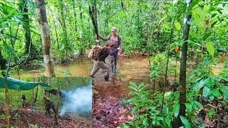 Fizemos uma trilha no meio da selva acampamos e fizemos macarrão com palmito.