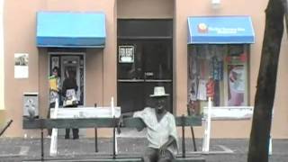 NEWS Man turn into statue waiting for her girlfriend  . asi piensan las hormiguitas videos