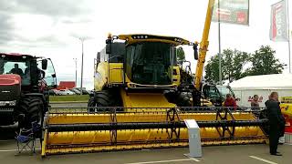 Обзор зерноуборочного комбайна New Holland CX8.80. Видеосюжет.