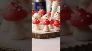 How to make festive meringue mushrooms 🍄🎄Recipe: Jessiebakescakes.com #meringue #christmas #baking