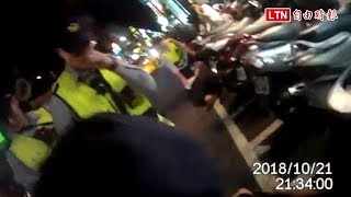 通緝犯囂張違停遭警過肩摔 路人拍手叫好(警方提供)