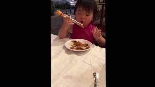 寶貝第一次用筷子就上手 First time using chopsticks 2Y3M19D