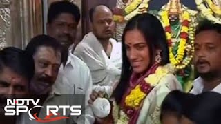 PV Sindhu offers prayers at Mahankali Temple after Rio Success