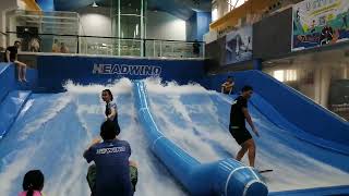 美女室内冲浪 Beauty Indoor Surfing Practice