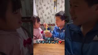 小腹が空いたので2人でカップラーメン分け合いっこの可愛い仲良し兄妹#ショート #shorts #家族