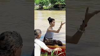 #ស្រីស្អាតរាំក្បាលទូក ចង់ធ្វើជាកីឡាករអុំទូកដល់ហើយ😍😍😍