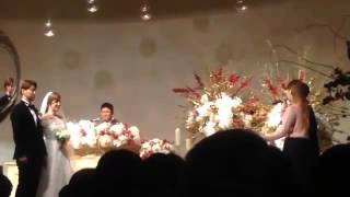 151010 AKMU sing at a wedding (for their fashion coordinator)