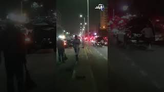رجال المرور يحاولون رفع ونش بعد قطع الطريق والصعود علي سيارات بجسر السويس (خاص)