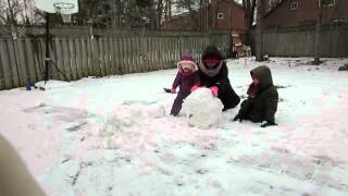 阿丹寶哥哥跟阿嬤妹妹後院滾雪球 - 1 of 2 Making snowballs