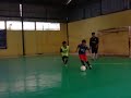 latihan futsal abang Nio baju merah