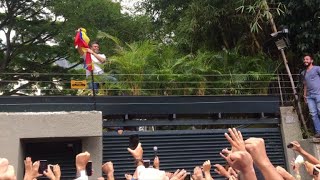 López, excarcelado, aparece ondeando la bandera venezolana