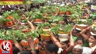 Lal Darwaza Bonalu | Devotees Throng At Sri Simhavahini Mahankali Temple | V6 News