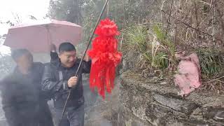 清明时节雨纷纷，冒雨上山祭拜四位逝去的亲人#清明节