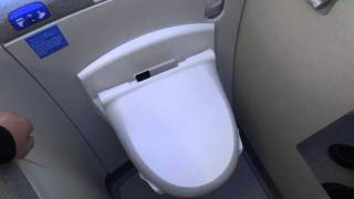 ANA全日空新型飛行機B787-8の機内トイレの自動便座(automatic shower lavatory)