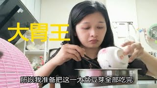 东莞打工妹因太热，大口喝粥大盆子吃豆芽，网友：开眼界了！