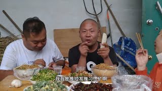 连续阴雨天不停，张乔家20000多斤玉米翻个防止变质，午饭喝二两