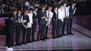 180801 워너원(Wanna One) MC딩동 진행에 빠져든다.(플라워 카펫 (Flower Carpet)  [4K] 직캠 Fancam (코뮤페) by Mera