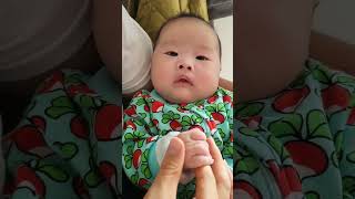 응가하는 아기가 너무 귀여워 웃참 실패한 엄마/풀영상은 채널에서 확인가능합니다 pooping baby so cute!!