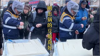 剛出鍋的豆腐熱騰騰，大冷天来這一口美滋滋 ！#路边摊小吃 #路边摊美食 #路边摊 #早市 #东北那旮瘩 #路边摊 #菜市场 #菜市場