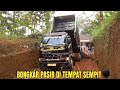 Dump Truk Pengangkut Pasir Bongkar Muatan di Tempat Sempit