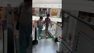 Olha o que os meninos estão fazendo a escada rolante #shorts