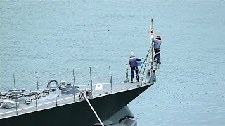 イージス護衛艦「みょうこう」　舳先から何かを投げ入れる海上自衛官