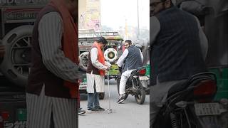 इस मुस्लिम भाई को दिल से सलाम #shorts #humanity #socialawarness #shortsfeed #socialexperiment