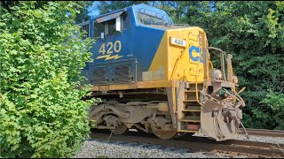 CSX 420 and 5417 leads a freight train into Raleigh from the west. (2022-07-29)