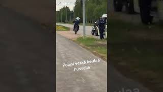 Poliisi vetää keulaa hussella