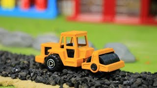 งานก่อสร้างไซต์มินิ: รถของเล่นช่วยกันทำถนนลาดยาง construction vehicles toys