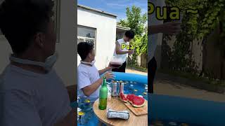 水中欢愉：泳池里啤酒火锅双重享受，那叫一个得劲啊！#funny #搞笑 #啤酒